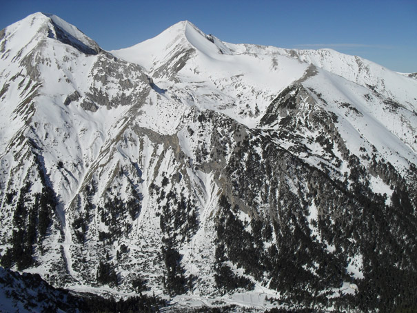 Planinski vrhovi, staze i skijasi u Banskom 08 A.jpg